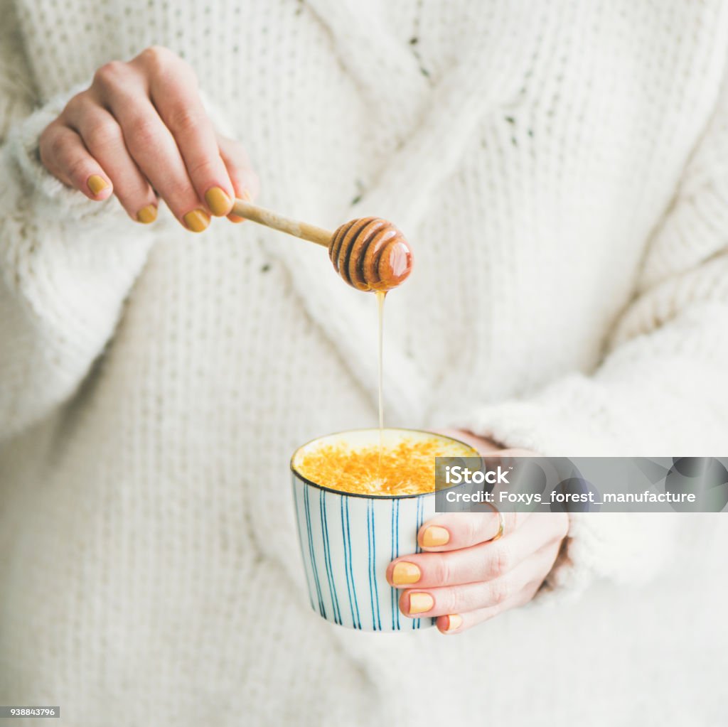 Latte de curcuma sain ou or lait avec du miel, récolte carré - Photo de Miel libre de droits