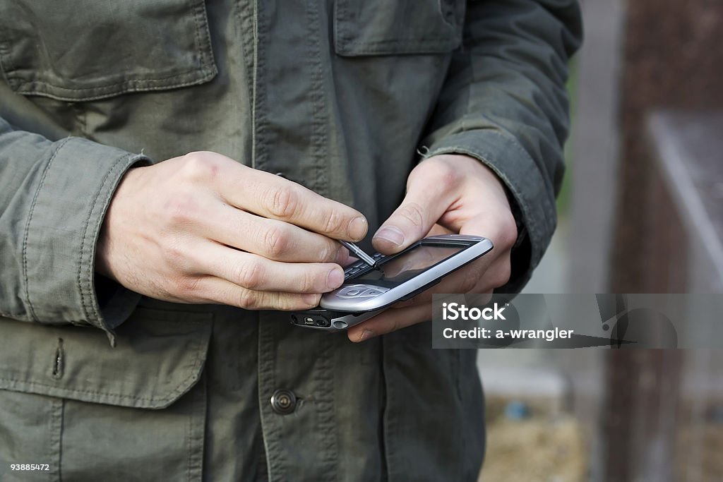 Männliche Hand mit smart Telefon - Lizenzfrei Auslage Stock-Foto