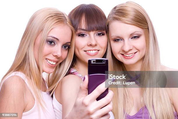 Três Meninas Com Telefone - Fotografias de stock e mais imagens de A usar um telefone - A usar um telefone, Adolescente, Adulto
