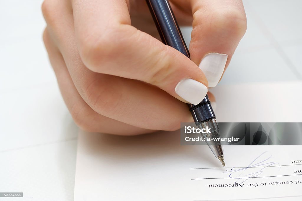 Empresária assinar o contrato - Foto de stock de Adulto royalty-free