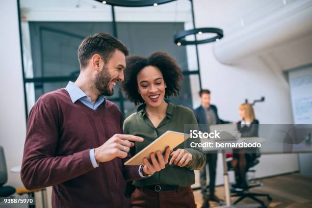 Trabajando Juntos Hacia La Satisfacción Del Cliente Foto de stock y más banco de imágenes de Trabajar