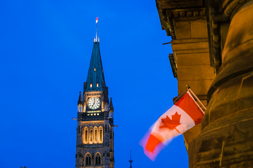 Torre de la paz y el centenario de la llama Ottawa, Canadá photo