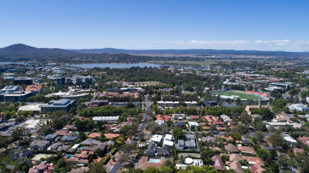 воздушный манука канберра - city urban scene canberra parliament house australia стоковые фото и изображения