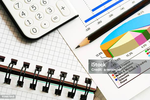 Relatórios Financeiros - Fotografias de stock e mais imagens de Analisar - Analisar, Calculadora, Cifras Financeiras