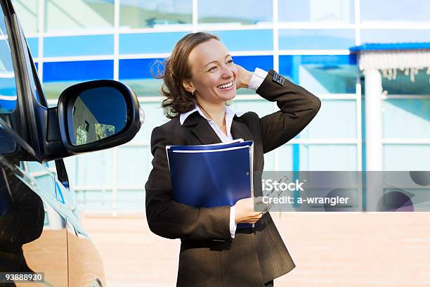 Empresaria Con Carpeta Foto de stock y más banco de imágenes de Adulto - Adulto, Adulto joven, Agarrar