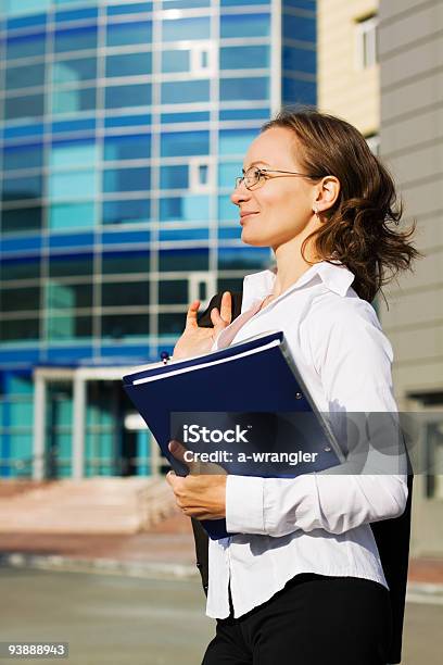 Feliz Mulher De Negócios - Fotografias de stock e mais imagens de Adulto - Adulto, Aluno da Universidade, Ao Ar Livre