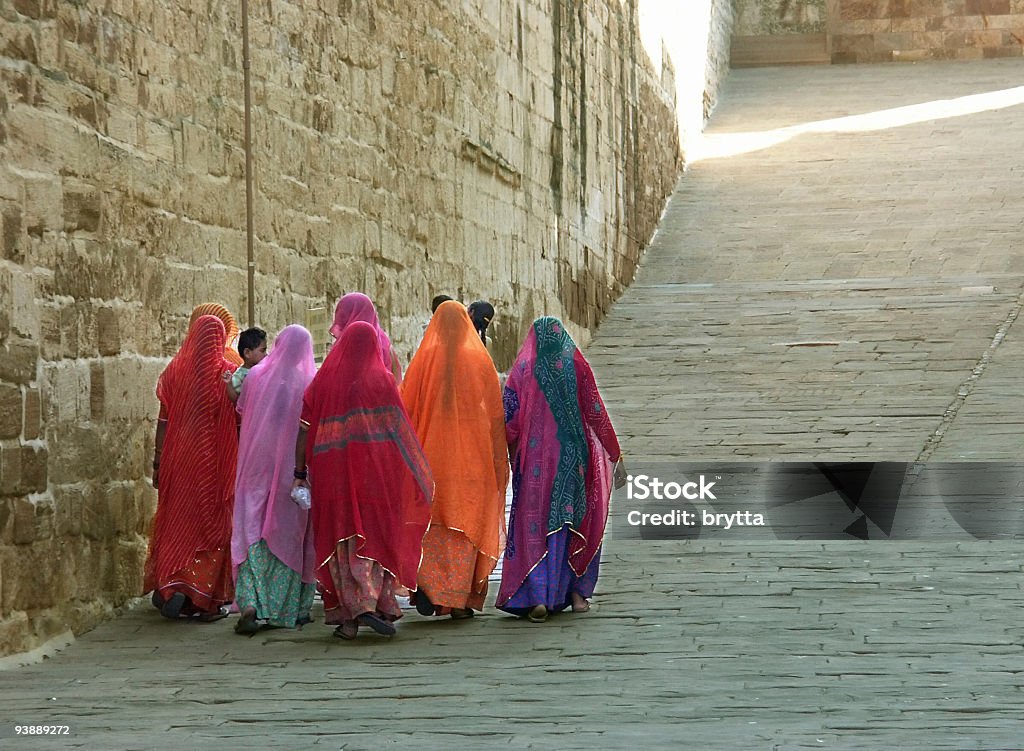 Indische Frauen gehen bis zu Meherangarh-Festung, Jodhpur, Indien. - Lizenzfrei Bundesstaat Rajasthan Stock-Foto