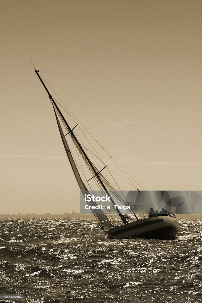 Le yacht mouvements. Storm - Photo de Bateau à voile libre de droits