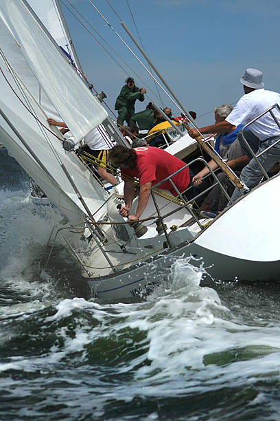 l'homme de tempête en mer. navigation de plaisance - sailboat storm teamwork competition photos et images de collection