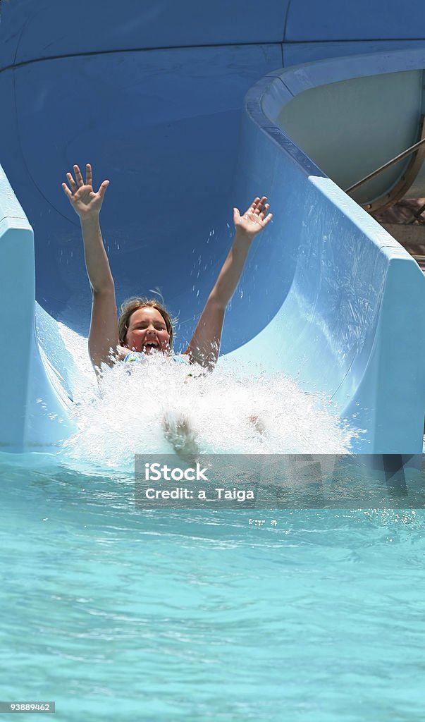 La hija tiene diversión en la piscina - Foto de stock de Actividades recreativas libre de derechos