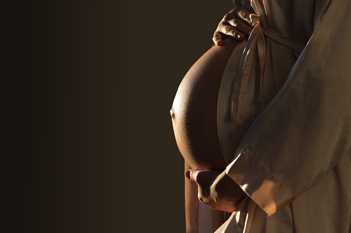 BEAUTIFIL silueta de una mujer embarazada con punto culminante en el vientre photo