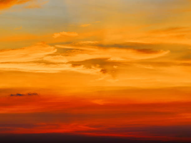 feuriger orangefarbener sonnenuntergangshimmel. schöner himmel hintergrund. - sonnenuntergang stock-fotos und bilder