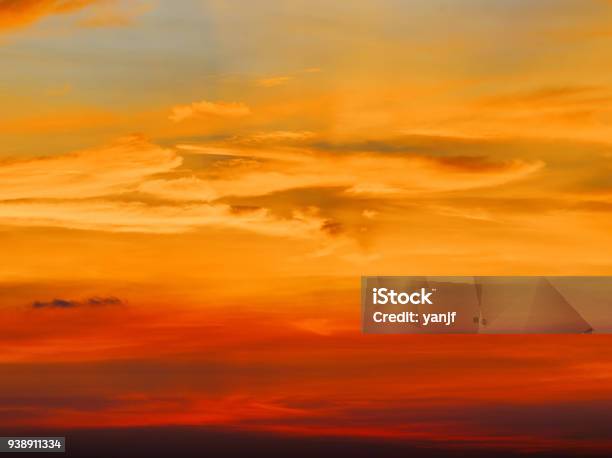 Cielo Al Atardecer Naranja Fuego Fondo Del Hermoso Cielo Foto de stock y más banco de imágenes de Puesta de sol