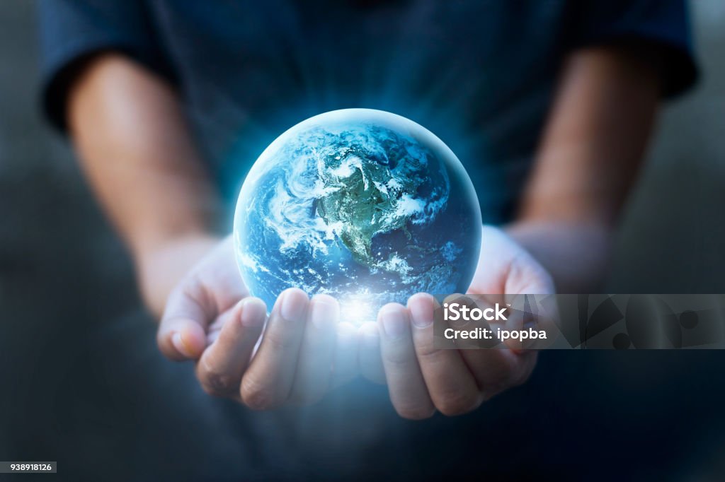 Giornata della Terra, mani umane che tengono la terra blu, salva il concetto di terra. Elementi di questa immagine forniti dalla NASA - Foto stock royalty-free di Globo terrestre