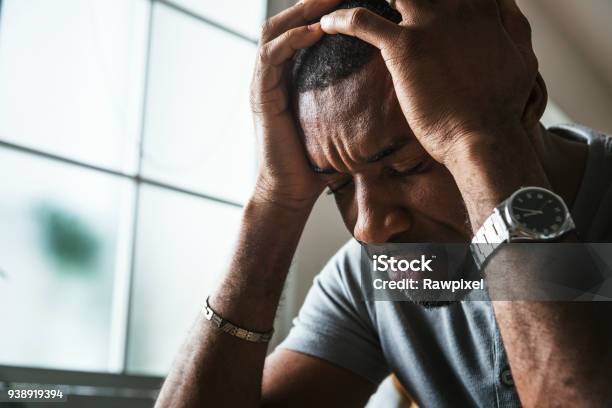 Foto de Dor De Cabeça E Negro Salientando e mais fotos de stock de Homens - Homens, Estresse emocional, Pessoas