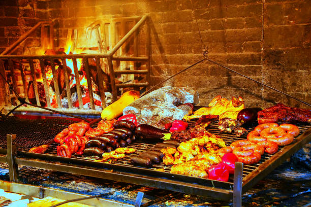 anzeige von fleisch in hafenmarkt, montevideo, uruguay - barbecue chicken fotos stock-fotos und bilder