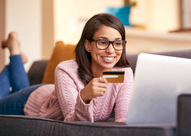 istock Settled in for a virtual shopping spree 938963412