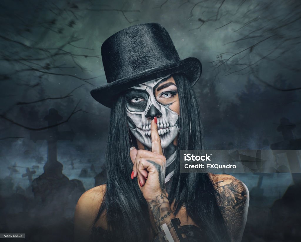Una Mujer Con Maquillaje De Calavera Foto de stock y más banco de imágenes  de Halloween - Halloween, Sensualidad, Mujeres - iStock