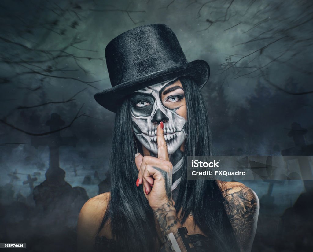 Una Mujer Con Maquillaje De Calavera Foto de stock y más banco de imágenes de Halloween - Halloween, Sensualidad, Mujeres - iStock Una Mujer Con Maquillaje De Calavera Foto de stock y más banco de imágenes de Halloween - Halloween, Sensualidad, Mujeres - iStock