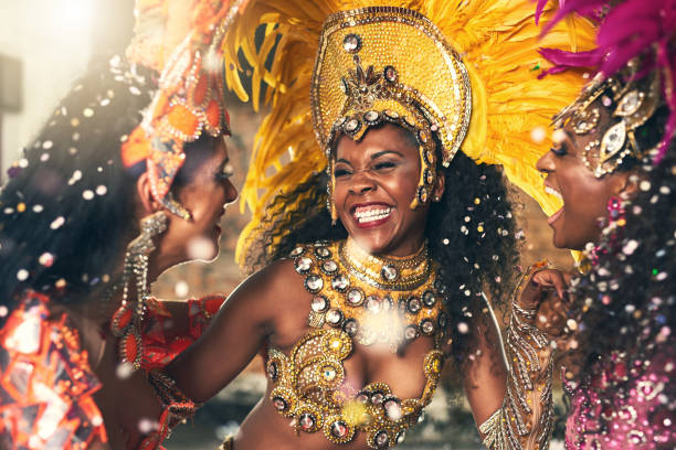 彼女の動きを傾けましょう。 - rio de janeiro carnival samba dancing dancing ストックフォトと画像