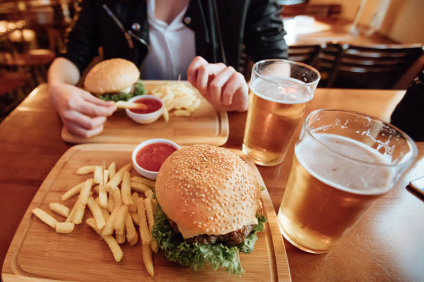 istock Couple having lunch at local pub 939017522