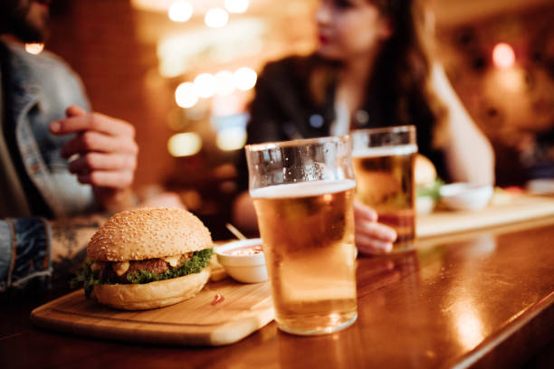 close-up de hambúrguer e cerveja em uma tabela - bar food - fotografias e filmes do acervo