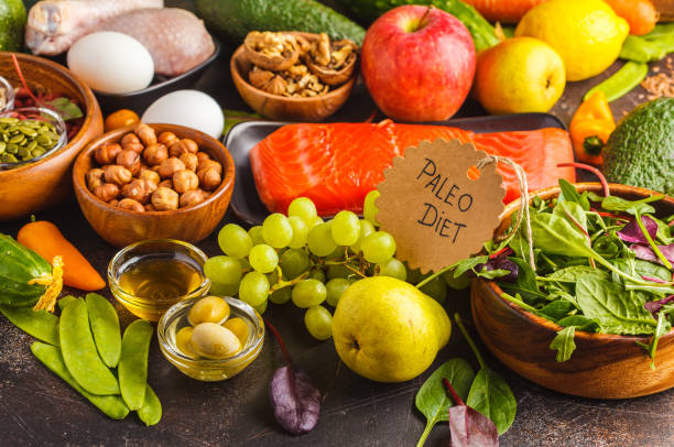 concepto de dieta paleo. fondo de alimentos balanceados sobre la mesa. copiar espacio, fondo oscuro. verduras crudas, frutas, carne, pescado, vista superior. - dieta paleolítica fotografías e imágenes de stock