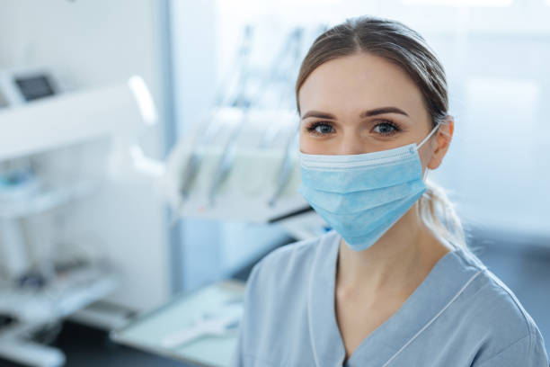 affascinante dentista donna in posa con una maschera facciale - nurse paramedic healthcare and medicine hygiene foto e immagini stock