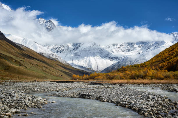 istock Autumn in the mountains 939031574