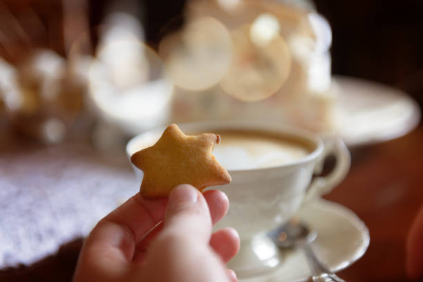 hand mit einem lebkuchen - biscotti coffee cappuccino latté stock-fotos und bilder