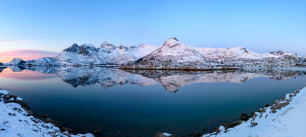 sonnenaufgang über dem fjord in den lofoten bei einem kalten wintermorgen - austvagoy stock-fotos und bilder