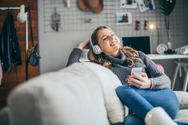 divertir-se ouvindo música - music headphones women singing - fotografias e filmes do acervo