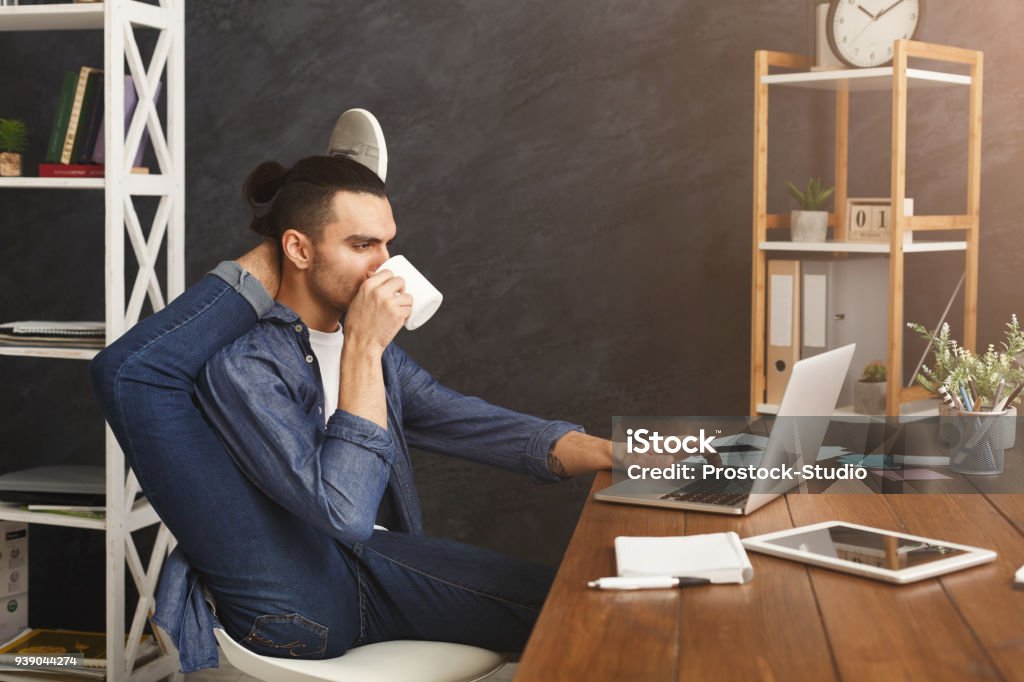 Flexible hombre practicando yoga en el lugar de trabajo - Foto de stock de Flexibilidad libre de derechos