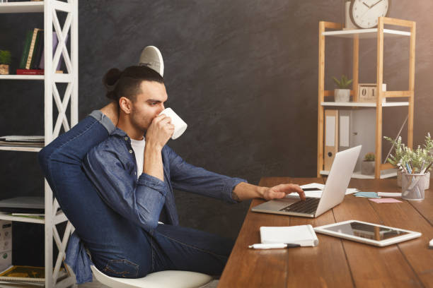 homme flexible, pratiquer l’yoga en milieu de travail - flexibility photos et images de collection