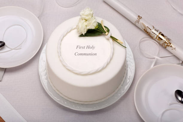 primera torta de comunión - pastel de primera comunión fotografías e imágenes de stock