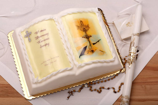 primera torta de comunión - pastel de primera comunión fotografías e imágenes de stock