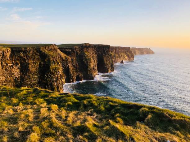 cliffs of moher, co. clare, irland - republic of ireland cliffs of moher panoramic cliff stock-fotos und bilder