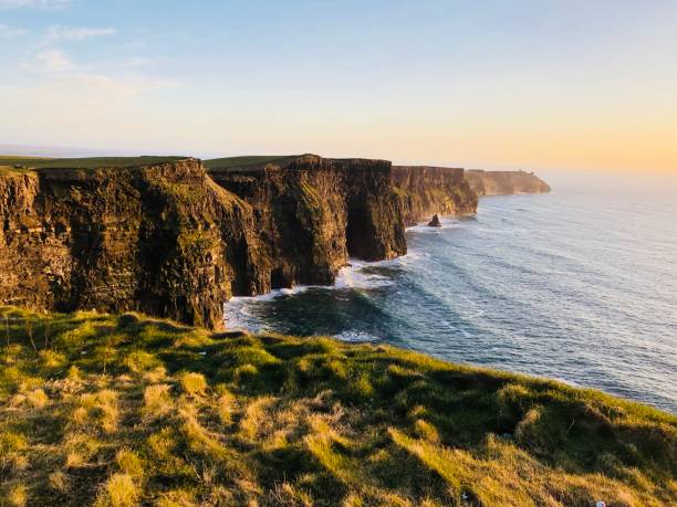 (cliffs of moher, co. 클레어, 아일랜드 - cliffs of moher republic of ireland panoramic cliff 뉴스 사진 이미지