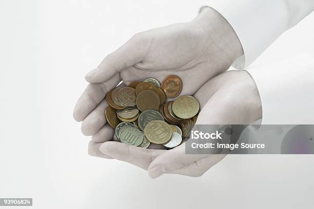 Pessoa Segurando Moedas - Fotografias de stock e mais imagens de Abundância - Abundância, Adulto, Cinzento