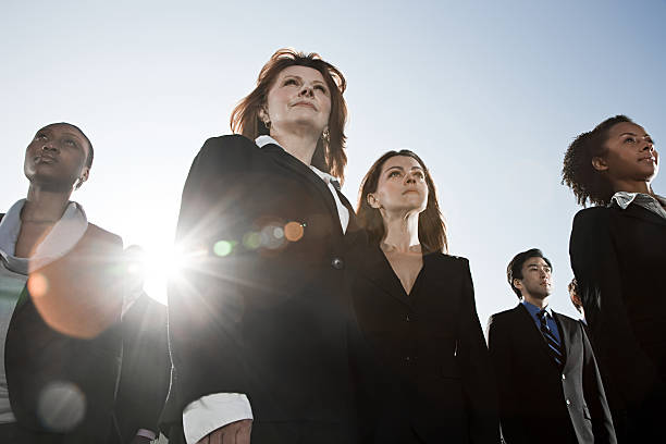 empresarios mirando hacia arriba - vista de ángulo bajo fotografías e imágenes de stock