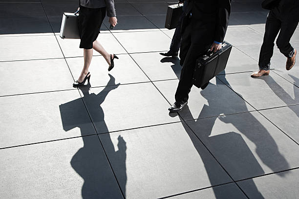 businesspeople chodzenia - business human foot shoe men zdjęcia i obrazy z banku zdjęć