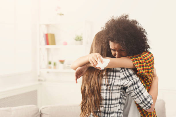 그녀의 우울된 친구 집에서 포옹 하는 여자 - consoling women friendship crying 뉴스 사진 이미지