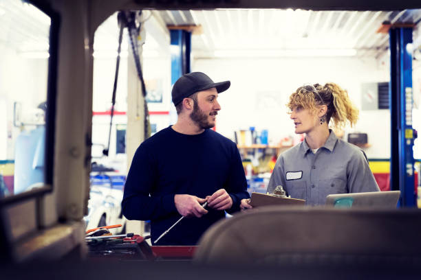 istock Having a discussion on how to fix the vehicle. 939086412