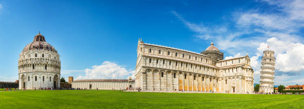 panorama der schiefe turm von pisa mit dem dom (duomo) und das baptisterium in pisa, toskana, italien - pisa tuscany italy baptistery stock-fotos und bilder