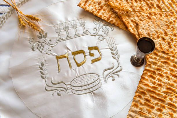 pain azyme et un vin dans une coupe de kiddouch avec les mots (pessah dans - passover judaism seder kiddush cup photos et images de collection