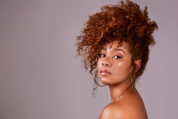 go curly or go home - african ethnicity beauty curly hair confidence imagens e fotografias de stock