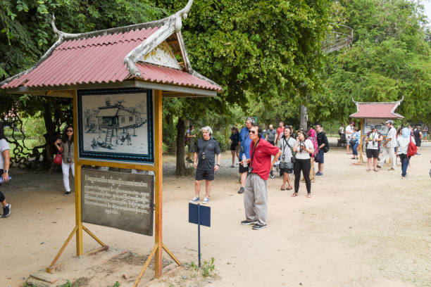 die choeung ek tötungfelder in der nähe von phnom penh in kambodscha - völkermord in kambodscha stock-fotos und bilder