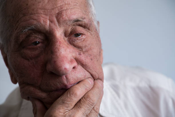 closeup retrato de anciano - portrait black and white senior men wisdom fotografías e imágenes de stock