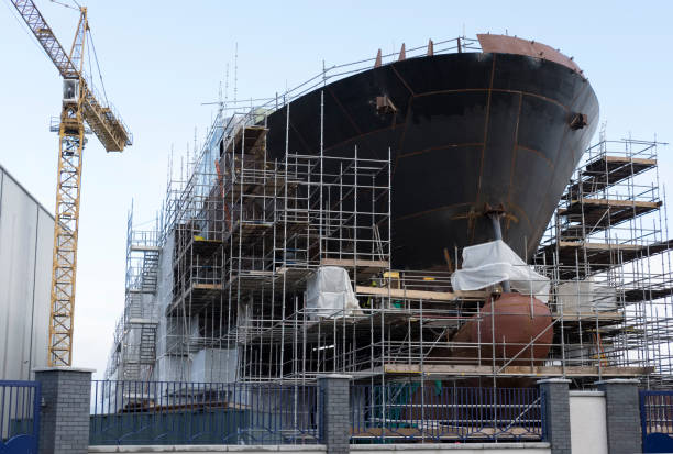 andamios de construcción naval progreso y grúa grande náutica del recipiente está construyendo en el puerto de puerto muelle puerto de glasgow - shipbuilder fotografías e imágenes de stock