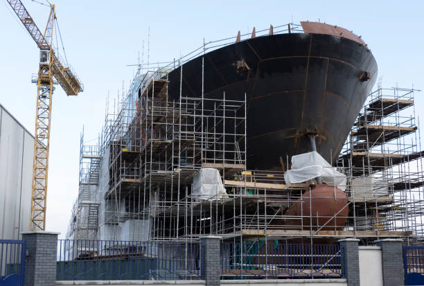 ponteggi per il progresso della costruzione navale e gru grande nave nautica in costruzione al porto portuale di glasgow - shipbuilder foto e immagini stock
